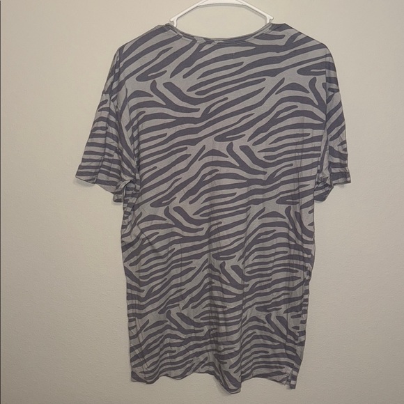 UGG Short Sleeve Zebra Print Oversized Tee - Gray - Medium. B9 - Picture 4 of 4